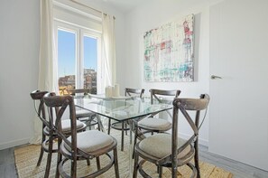 Dining - The Best Location, 8pax, 3BD & 2Bth, Reina Sofia II (Madrid)