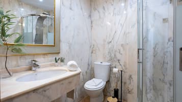 Apartment (2 Bedrooms) | Bathroom | Shower, hair dryer, towels, soap