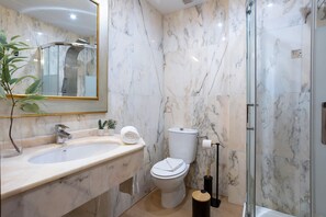 Appartement (2 Bedrooms) | Badkamer | Een douche, een haardroger, handdoeken, zeep