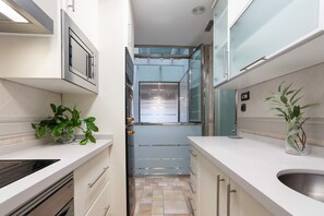 Apartment (2 Bedrooms) | Private kitchen | Full-size fridge, microwave, oven, coffee/tea maker