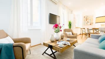 Appartement (2 Bedrooms) | Woonruimte | Een 32-inch televisie met kabelzenders