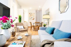 아파트 (2 Bedrooms) | 거실 공간 | 케이블 채널 시청이 가능한 32인치 TV