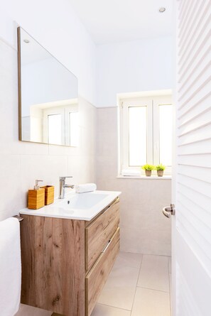 Căn hộ (2 Bedrooms) | Phòng tắm | Buồng tắm vòi sen, máy sấy tóc, chậu vệ sinh/vòi rửa, khăn tắm 