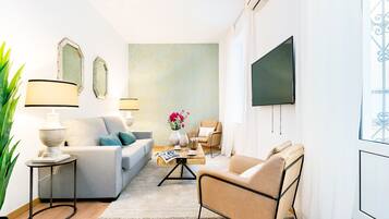 Appartamento (2 Bedrooms) | Area soggiorno | TV 32 pollici con canali via cavo