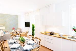Departamento (2 Bedrooms) | Cocina privada | Refrigerador con congelador, microondas y parrilla de estufa