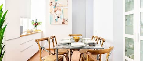 Appartement (2 Bedrooms) | Dineren in de kamer