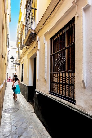 Apartment (2 Bedrooms) | Front of property - Genteel Home Lope de Rueda (Seville)
