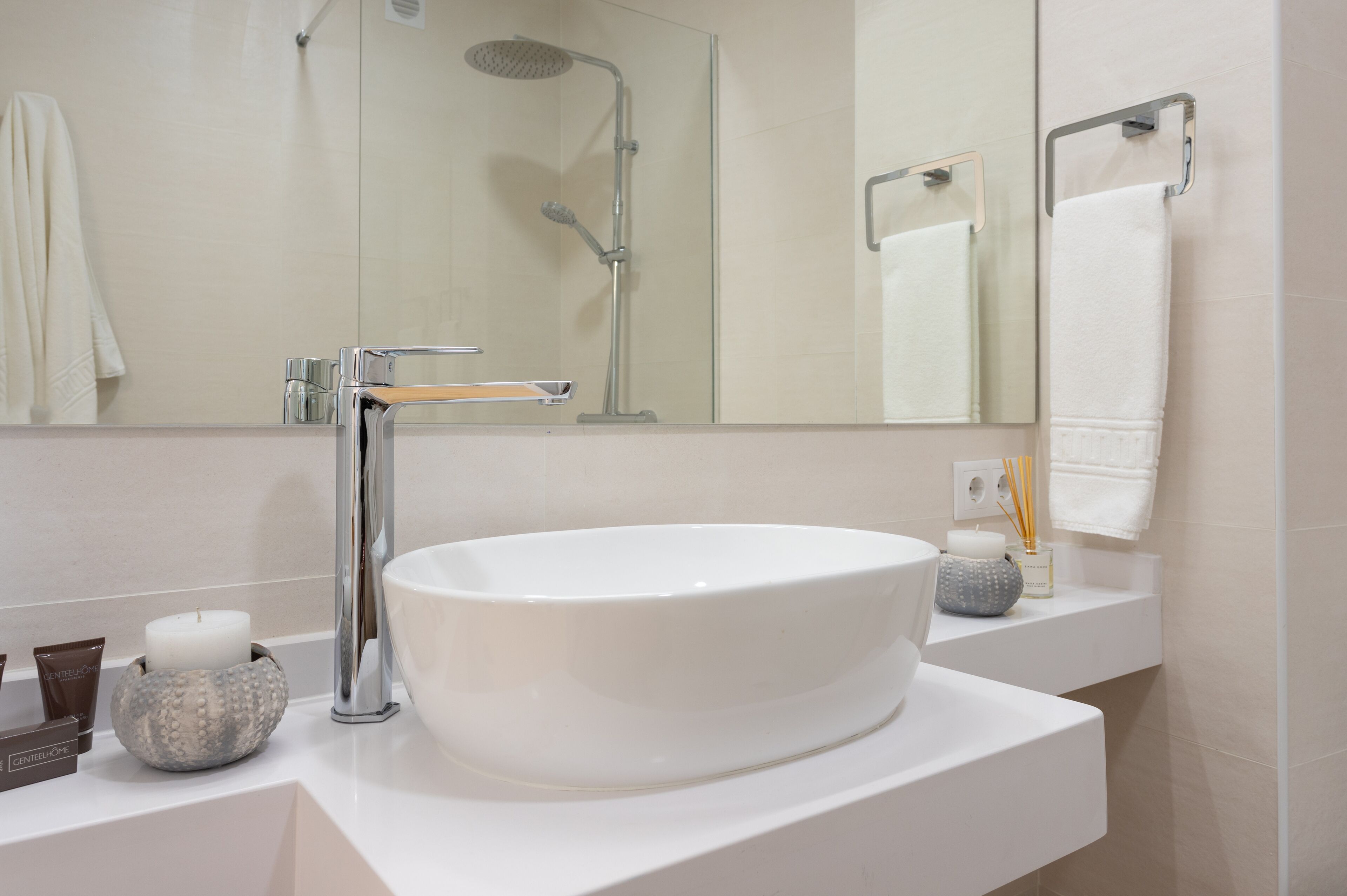 Apartment | Bathroom | Shower, hair dryer, towels, soap