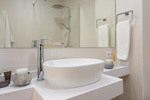 Apartemen | Kamar mandi | Shower, pengering rambut, handuk, dan sabun