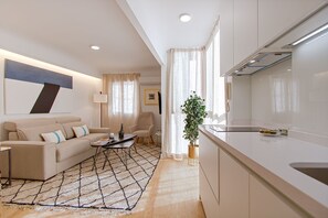 Apartment | Private kitchen | Full-size fridge, microwave, oven, stovetop - Genteel Home Velarde III (Seville)