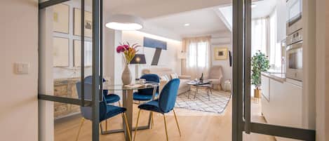 公寓 | 起居區 | 32-吋電視,提供有線頻道