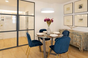 Apartment | Essbereich im Zimmer