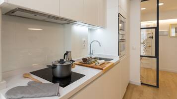 Apartment | Eigene Küche | Großer Kühlschrank, Mikrowelle, Ofen, Herdplatte