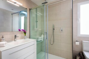 Lägenhet (3 Bedrooms) | Badrum | Dusch, gratis toalettartiklar, hårtork och bidé