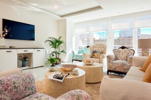 Apartamento (3 Bedrooms) | Zona de estar | Televisión de 32 pulgadas con canales por cable