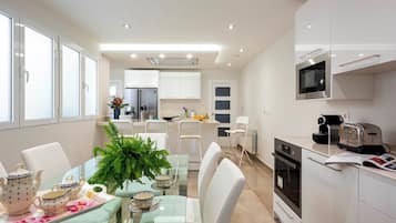 Apartemen (3 Bedrooms) | Dapur pribadi | Lemari es besar, microwave, oven, dan kompor