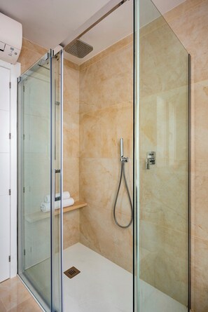Apartment (3 Bedrooms) | Badezimmer