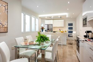 Apartment (3 Bedrooms) | Essbereich im Zimmer