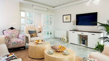 Apartemen (3 Bedrooms) | Area keluarga | Televisi 32-inci dengan saluran TV kabel