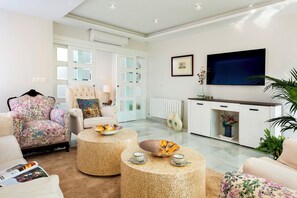 Apartment (3 Bedrooms) | Living area