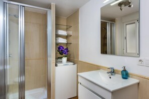 Lägenhet (1 Bedroom) | Badrum | Dusch, hårtork, handdukar och tvål
