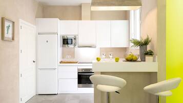 Huoneisto (2 Bedrooms) | Yksityinen keittiö | Täysikokoinen jääkaappi, mikroaaltouuni, uuni, liesi