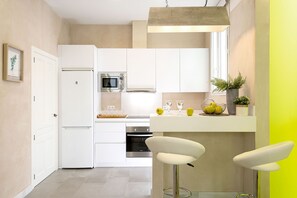 Apartment (2 Bedrooms) | Private kitchen | Full-size fridge, microwave, oven, stovetop - Genteel Home Galera IV (Seville)