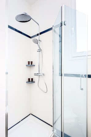 Appartement (2 Bedrooms) | Salle de bain | Douche, sèche-cheveux, serviettes fournies, savon