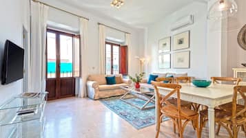 Appartamento (2 Bedrooms) | Area soggiorno | TV a schermo piatto