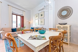 In-room dining - Genteel Home Arfe Terrace II (Seville)