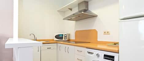Apartamento (2 Bedrooms) | Cocina privada | Frigorífico grande, microondas, placa de cocina y cafetera o tetera