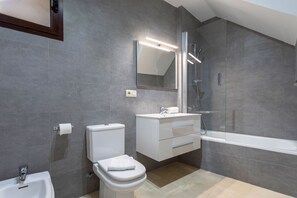 Apartment (2 Bedrooms) | Bathroom | Bathtub, deep soaking tub, hair dryer, towels - Genteel Home Arfe Terrace II (Seville)