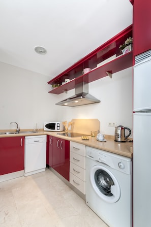 Apartment (2 Bedrooms) | Private kitchen | Full-sized fridge, microwave, stovetop, dishwasher
