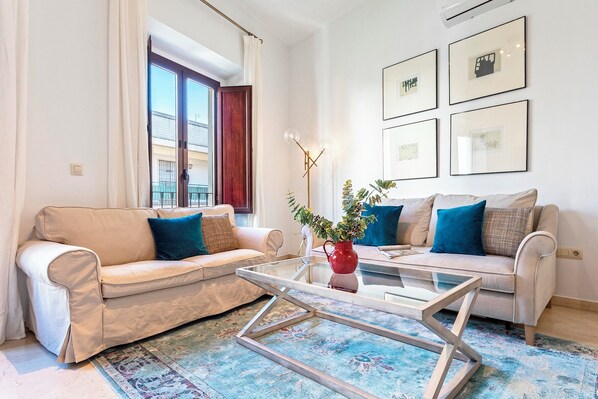 Apartment (2 Bedrooms) | Living area