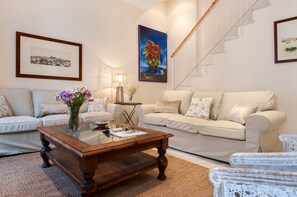 Apartment (4 Bedrooms) | Living room