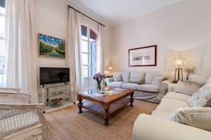 Apartment (4 Bedrooms) | Living room