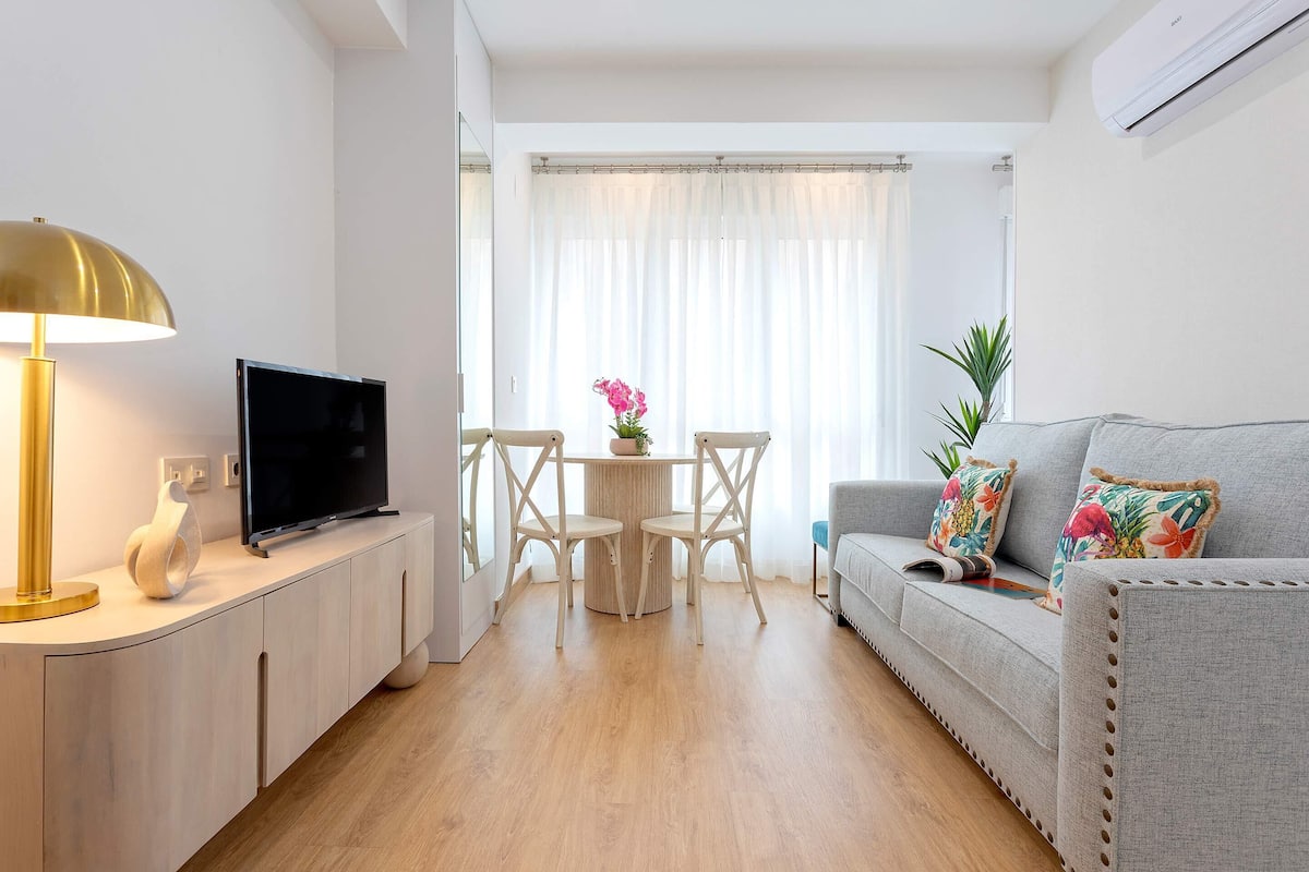 Appartement (1 Bedroom) | Coin séjour | Télévision de 32 pouces avec chaînes par câble