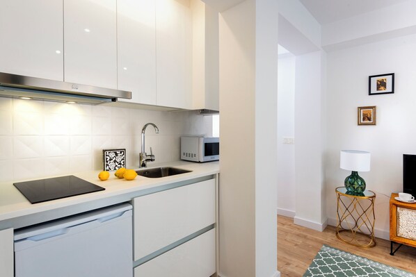 Lejlighed (1 Bedroom) | Privat køkken | Køleskab/fryser i fuld størrelse, mikrobølgeovn, kogeplade