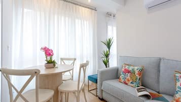 Apartment (1 Bedroom) | In-room dining