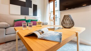 Căn hộ (3 Bedrooms) | Khu phòng khách | TV 32-inch có truyền hình cáp 