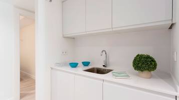 Apartment (3 Bedrooms) | Private kitchen | Full-size fridge, microwave, stovetop, coffee/tea maker