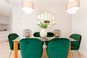 Apartment (3 Bedrooms) | In-room dining - Genteel Home Cabildo V (Seville)
