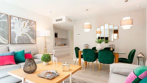 Căn hộ (3 Bedrooms) | Khu phòng khách | TV 32-inch có truyền hình cáp 