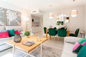 Lejlighed (3 Bedrooms) | Opholdsområde | 32-tommers tv med kabelkanaler