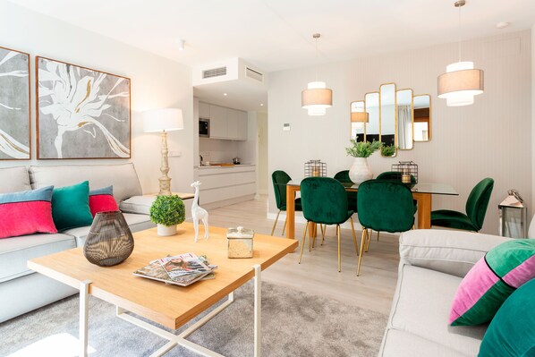 Apartamento (3 Bedrooms) | Área de estar | TV 32 polegadas com canais a cabo