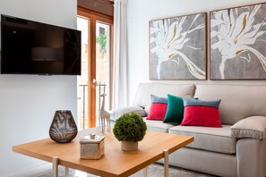 Lejlighed (3 Bedrooms) | Opholdsområde | 32-tommers tv med kabelkanaler