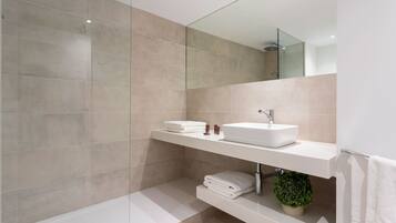 Apartamento (3 Bedrooms) | Banheiro | Chuveiro, produtos de toalete grátis, secador de cabelo