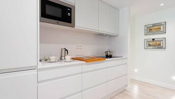 Apartment (3 Bedrooms) | Private kitchen | Full-size fridge, microwave, stovetop, coffee/tea maker