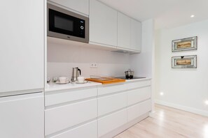 Lejlighed (3 Bedrooms) | Privat køkken | Køleskab/fryser i fuld størrelse, mikrobølgeovn, kogeplade