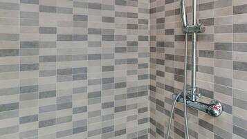 Apartment (2 Bedrooms) | Bathroom | Shower, hair dryer, towels, soap